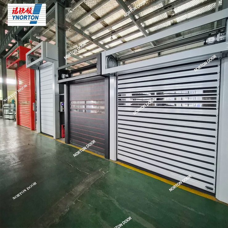 Den hurtigrullede døren åpnes og lukkes automatisk for enkelhets skyld.